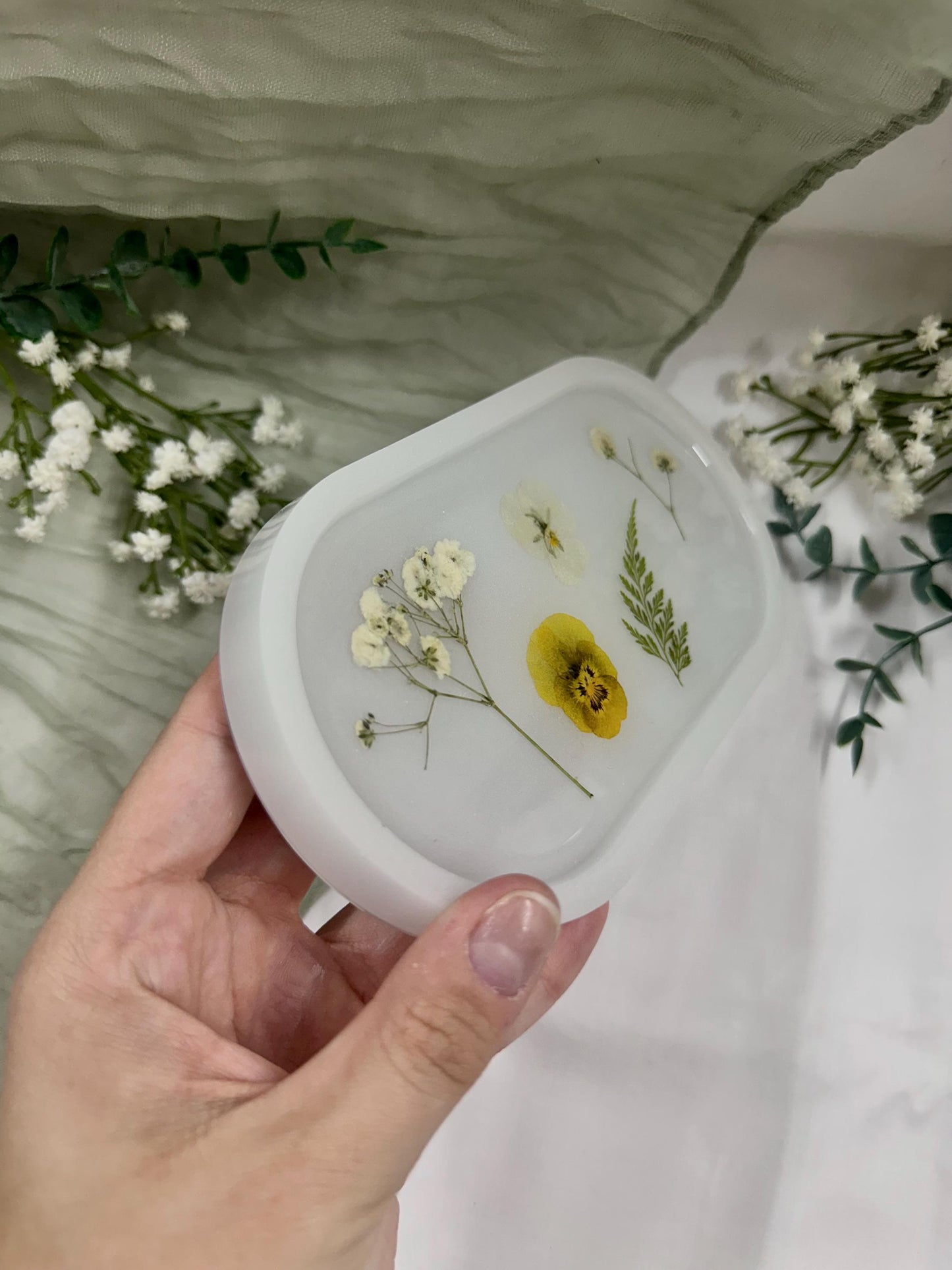 Pressed Flower Resin Tray – Oval Jewelry Dish with Real Flowers, Handmade Trinket Tray, Botanical Decor, Vanity Organizer, Gift for Her