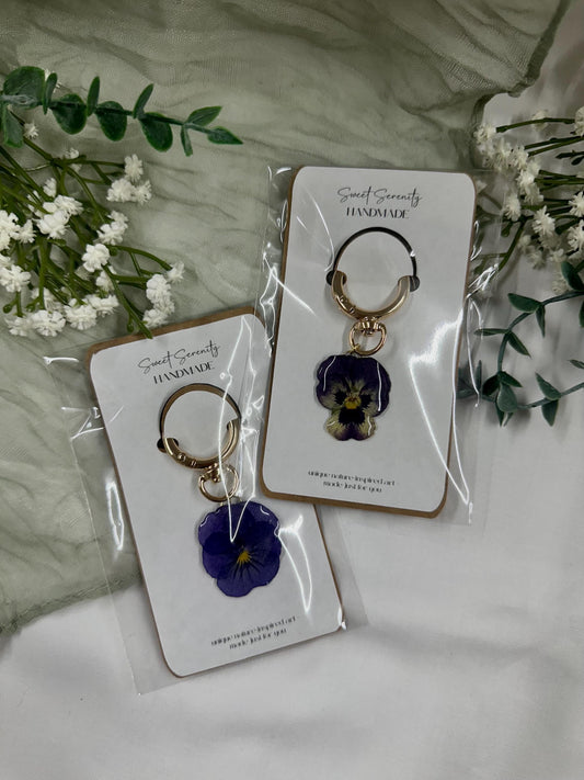 Real Pressed Flower Resin Keychain: Botanical Charm, Nature-Inspired Gift
