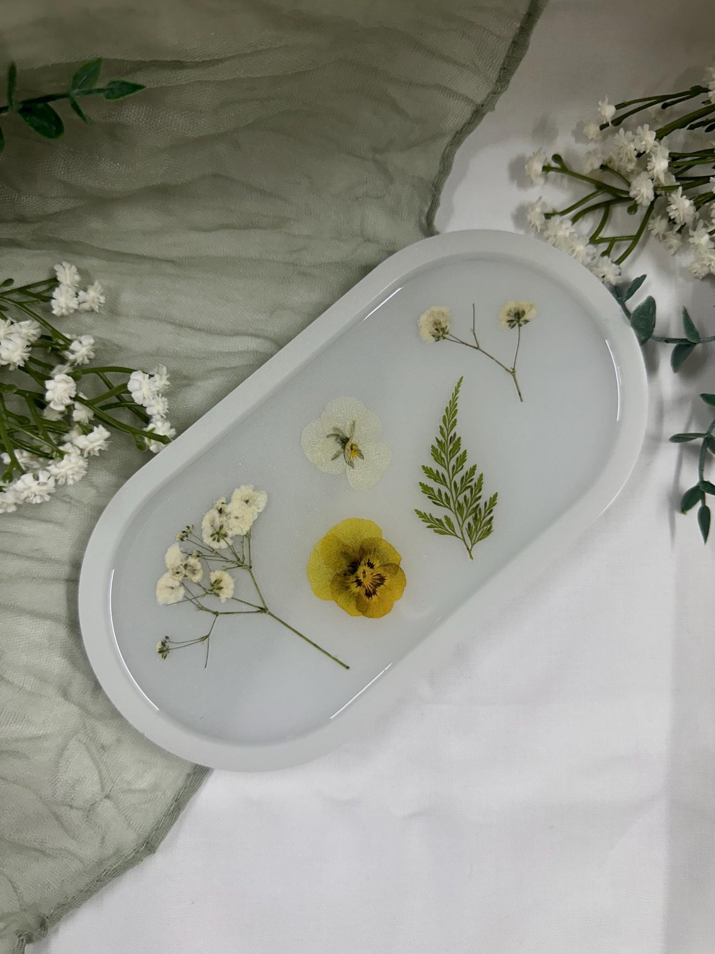 Pressed Flower Resin Tray – Oval Jewelry Dish with Real Flowers, Handmade Trinket Tray, Botanical Decor, Vanity Organizer, Gift for Her