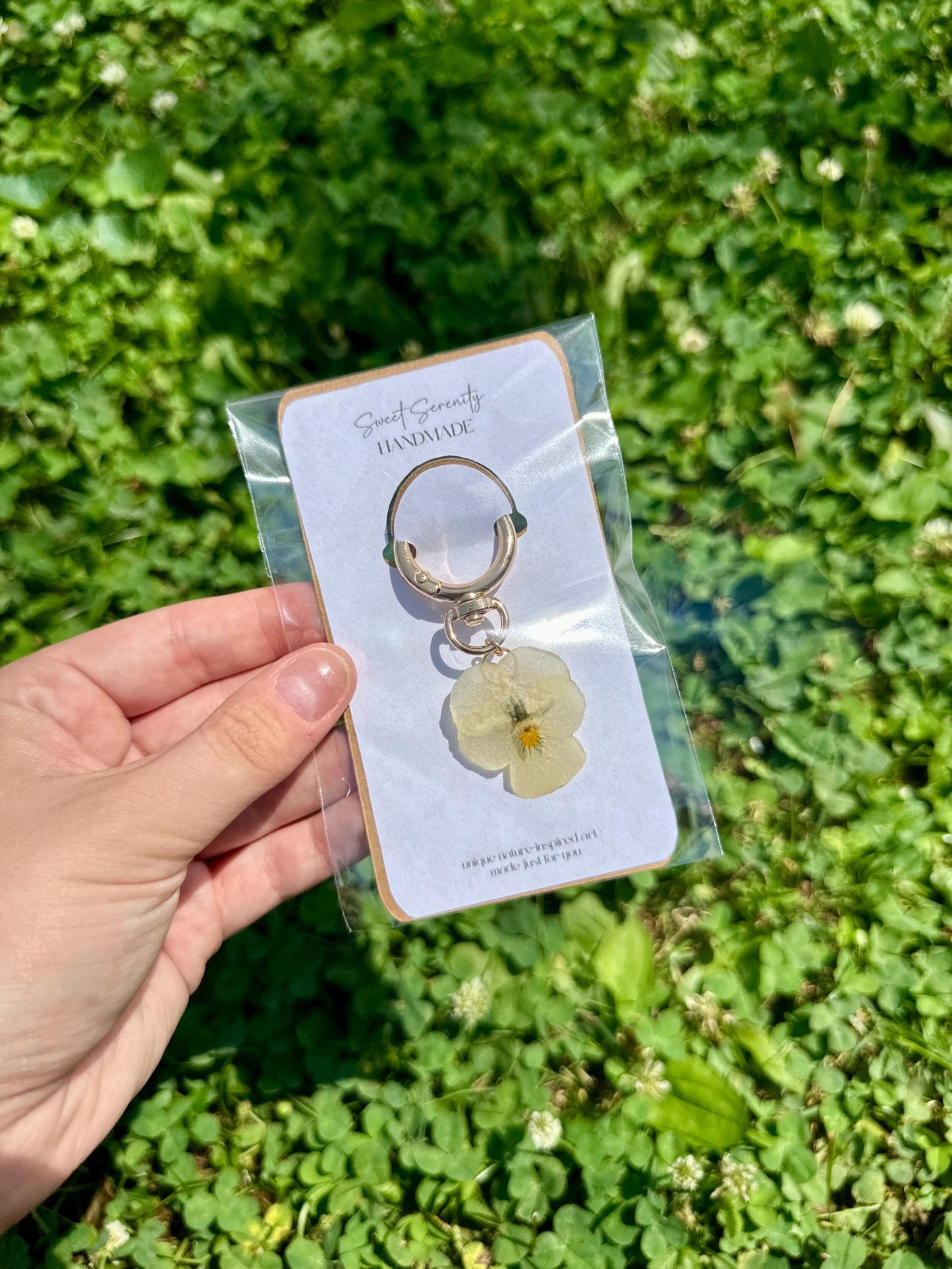 Real Pressed Flower Resin Keychain: Botanical Charm, Nature-Inspired Gift