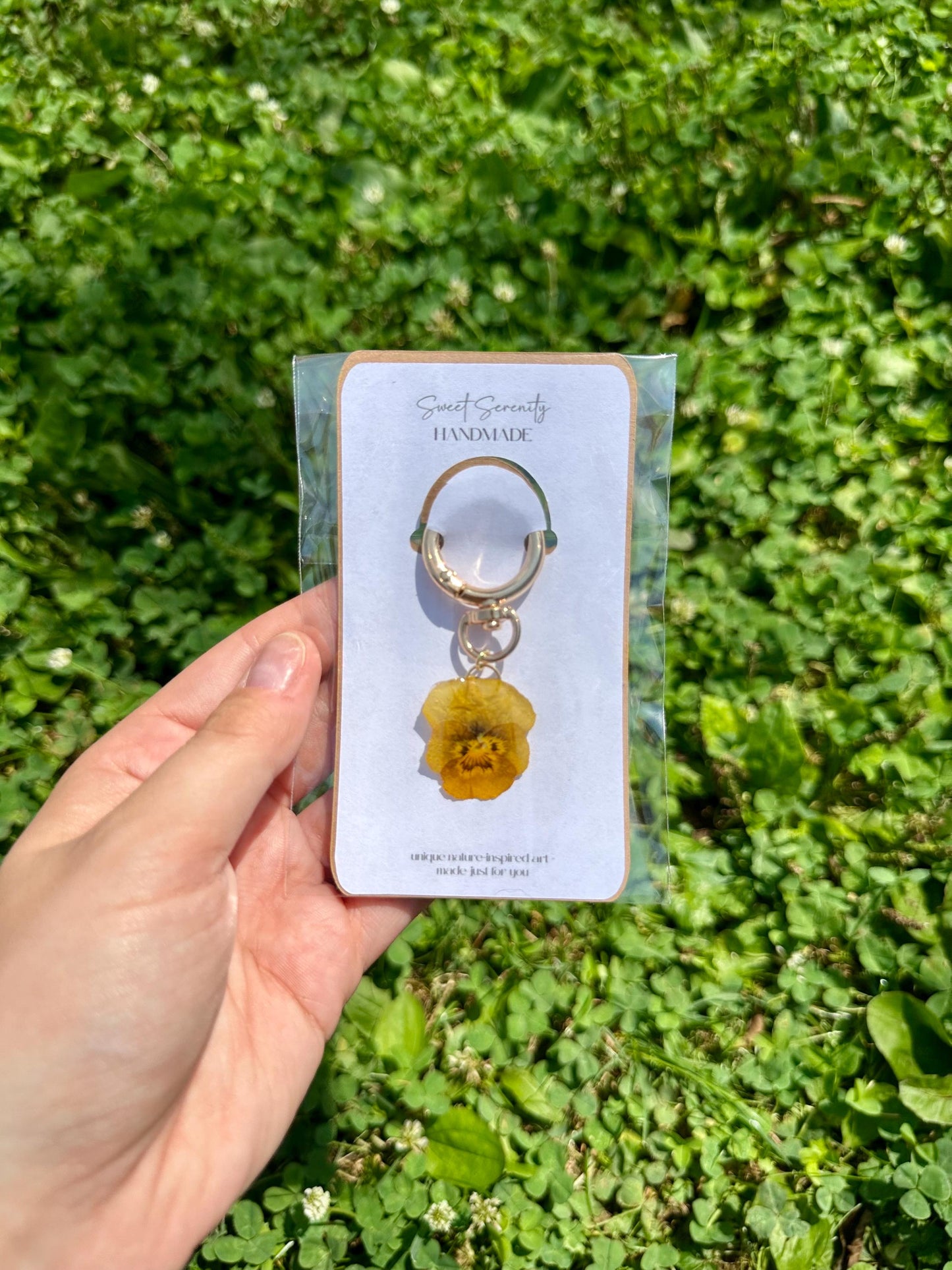Real Pressed Flower Resin Keychain: Botanical Charm, Nature-Inspired Gift