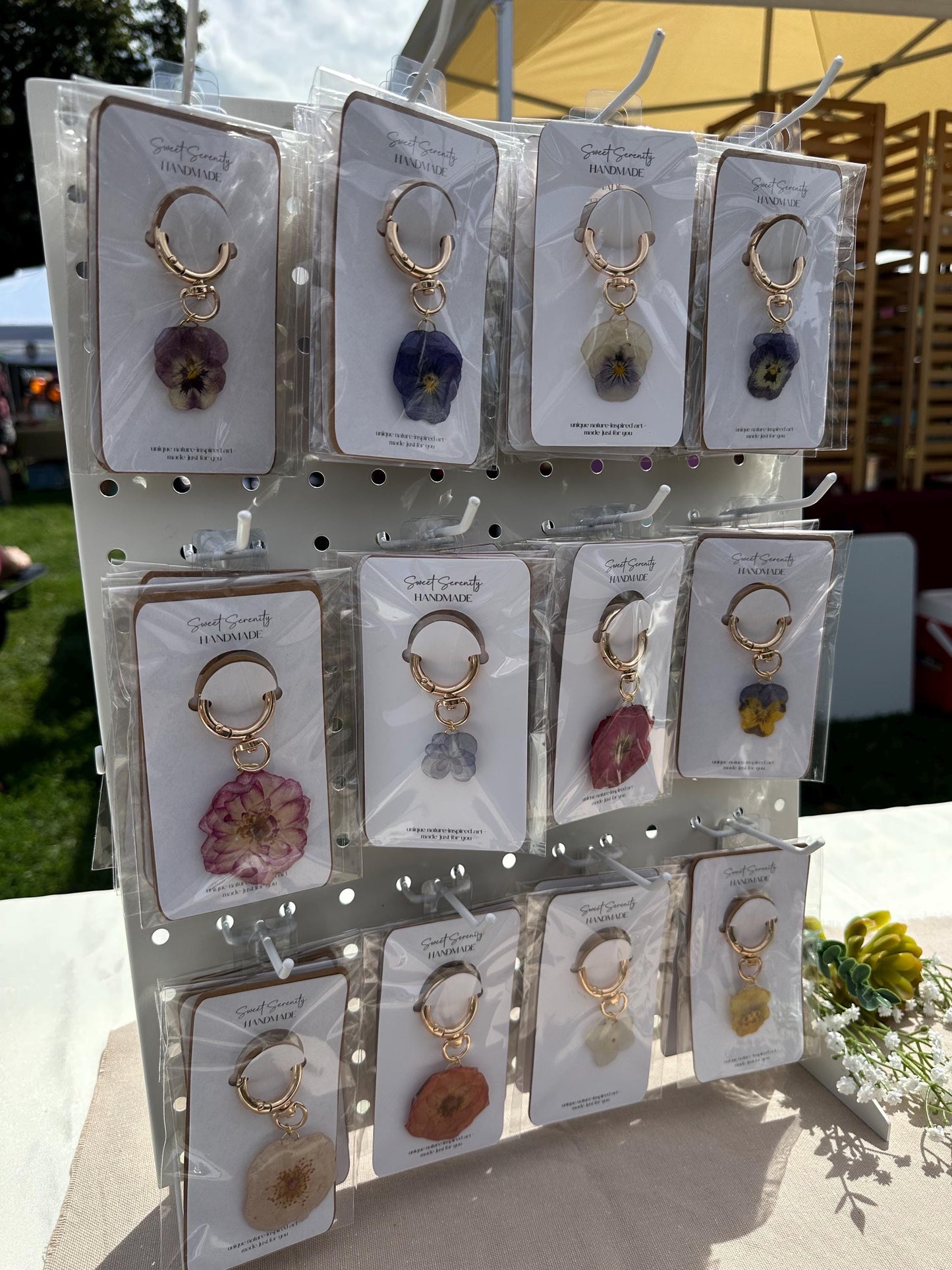 Real Pressed Flower Resin Keychain: Botanical Charm, Nature-Inspired Gift