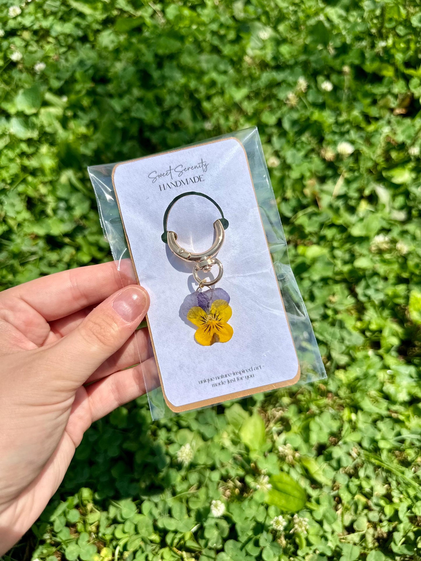 Real Pressed Flower Resin Keychain: Botanical Charm, Nature-Inspired Gift