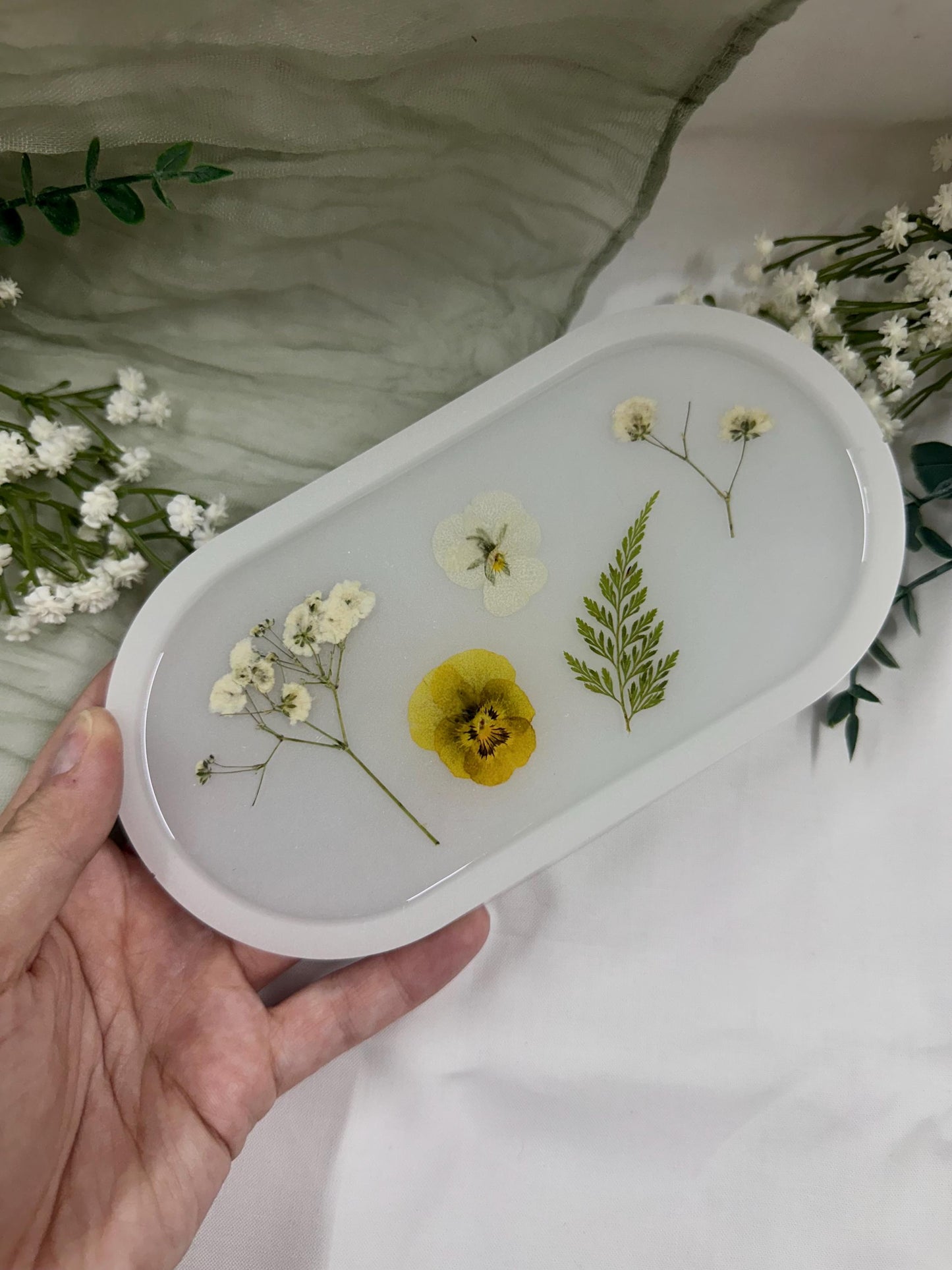 Pressed Flower Resin Tray – Oval Jewelry Dish with Real Flowers, Handmade Trinket Tray, Botanical Decor, Vanity Organizer, Gift for Her