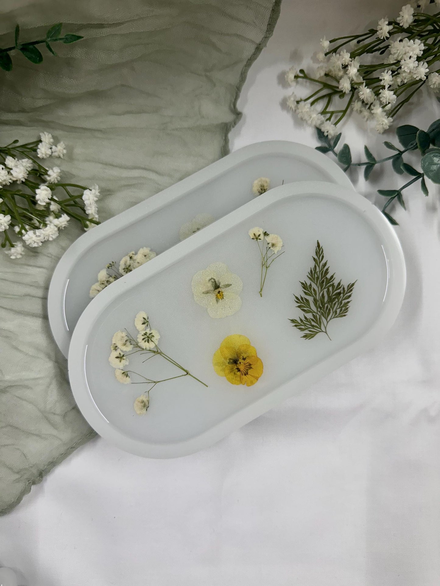 Pressed Flower Resin Tray – Oval Jewelry Dish with Real Flowers, Handmade Trinket Tray, Botanical Decor, Vanity Organizer, Gift for Her